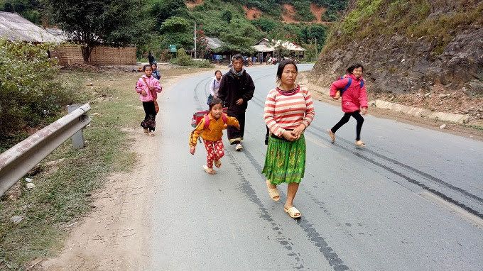 Rét đậm ở miền Bắc: Trẻ em vùng cao chân trần co ro trong giá buốt